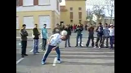 Талант на Барса жонглира на улицата
