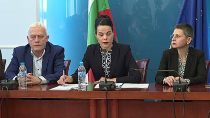 Здравният министър: Въпреки тежкото наследство системата работи