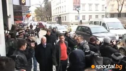 Феновете на Левски освиркват българските рефери в центъра на София 