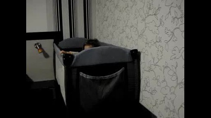 Бебо Прави Салто В Леглото