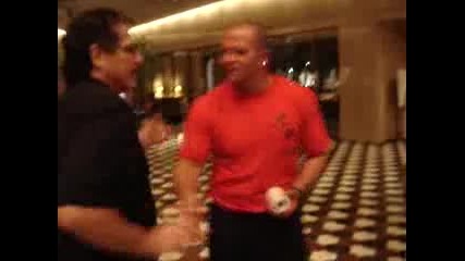 Fedor поздравява фен след мача си с Mirco Cro Cop 