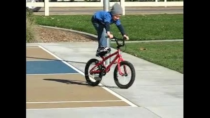 Сладур на 4 години прави номер с колело