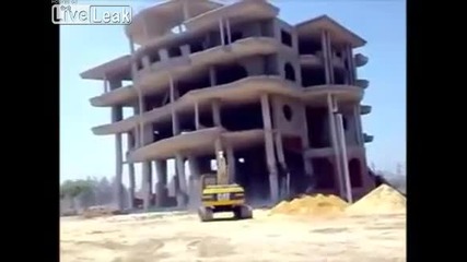 Сграда се срути върху верижна машина