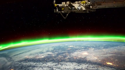 Изглед от космическа станция през нощта...