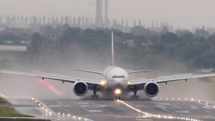 Рядко явление ! Образуване на красиви аеродинамични следи при кацане на " Boeing 777 "