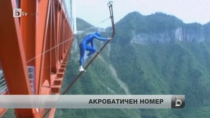 Акробат демонстрира впечатляващи умения