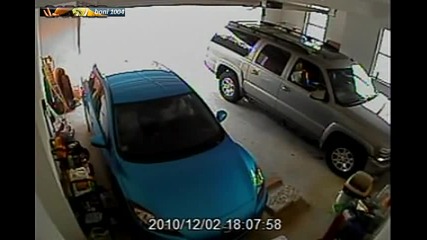 Жена излиза от гаража!