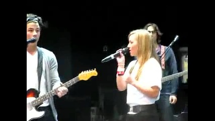 *new* Jonas Brothers Soundcheck - Girl sing with Nick J