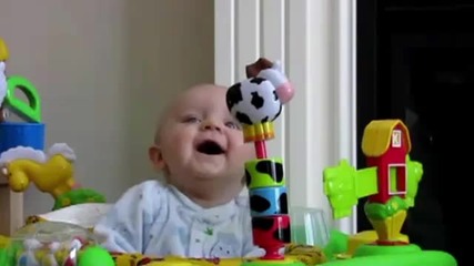 Бебе пред телевизора, смях и страх...