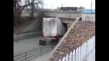 Какво може да направи глупав тираджия под нисък мост Смях 