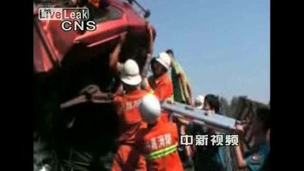 Китайци разграбват товар на камион след катастрофа