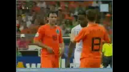 Drogba хваща за топките van Bommel