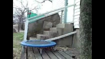 Момиче се опитва да изяде стълба 