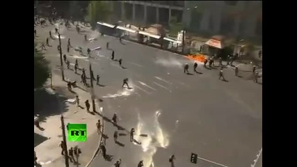 Гръцки протестанти хвърлят петролни бомби по полицаите