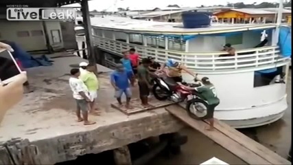 Тримата глупаци изпуснахa мотора в водата