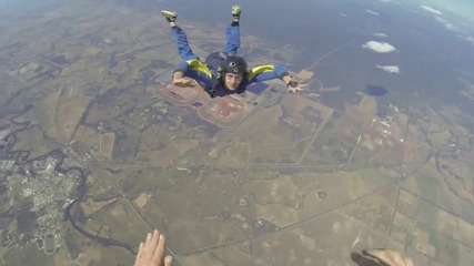 Човек припада докато скача с парашут