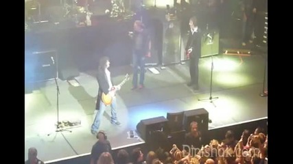 Axl Rose Stops Song in the Middle, Confronts Fan 