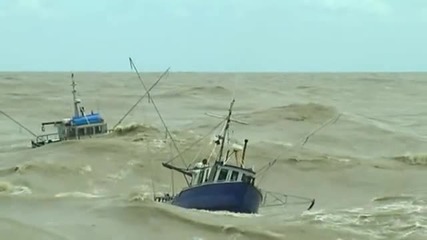 Рибарски Лодки в Бурно Море... Това са Истински Капитани!!!