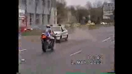 Полицаи Нарочно Се Изпречват На Моторист