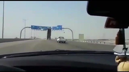 Камион отнесе знак на магистрала в Саудитска Арабия