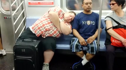 Скрита камера ... Да заспиш на рамото на непознат в метрото!