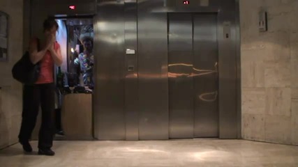 Таити в асансьора 