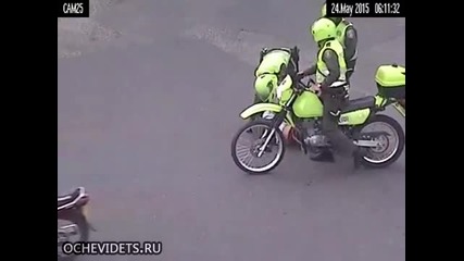Ето как моторизирани полицаи бързо разкриват дързък джебчия !