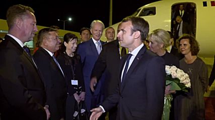 Френският президент пристигна на Летище Варна