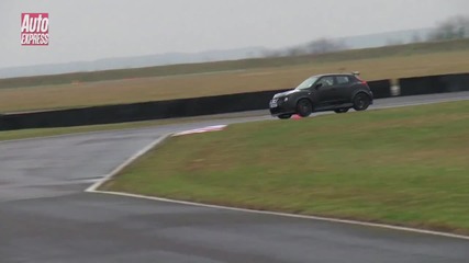 Nissan Juke-r срещу Nissan Gt-r 1080p