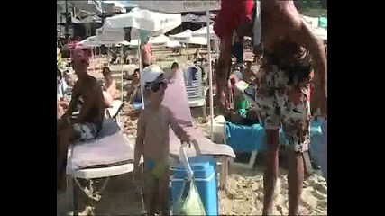 Боян Китен – Бебе продава царевица на плажа в Китен 