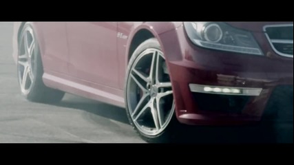 Подписване върху асфалта с Mercedes-benz C63 Amg