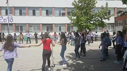 Училище в Русе изпрати абитуриентите си с българско хоро