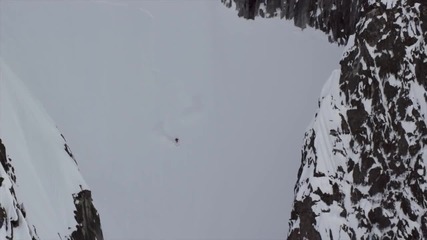 Екстремна скиорка невредима след 300-метрово падане