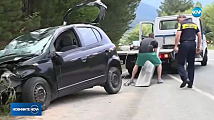 Кола удари два автобуса, превозващи деца