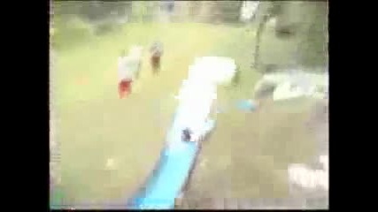 Яка водна пързалка в задния двор на къща