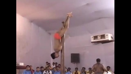 индийци се предвижват като маймуни!невероятна акробатика 