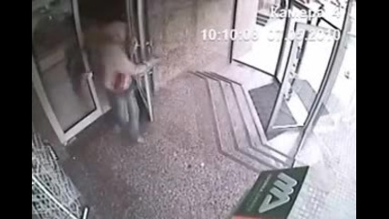 Глупак си размазва физиономията в прозорец