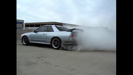 Nissan - Skyline R32 burnout 