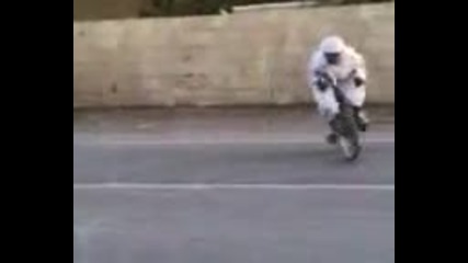 арабин прави дрифт с колело 