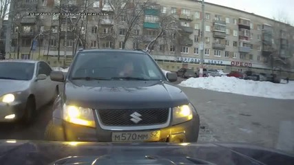 Девойка от Русия паркира на не съвсем подходящо място и предизвиква гнева на шофьорите