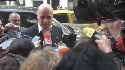 Слави внесе 670 хил. подписа в парламента за свикване на референдум/offnews/