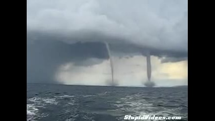 Изумителни кадри от двойно водно торнадо !!!!