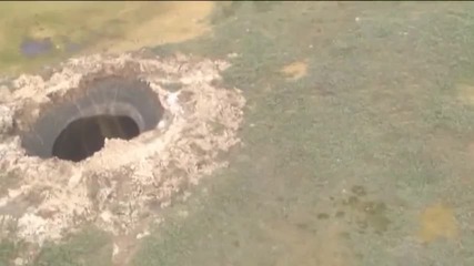 Огромна дупка в земята, заснета в Сибир