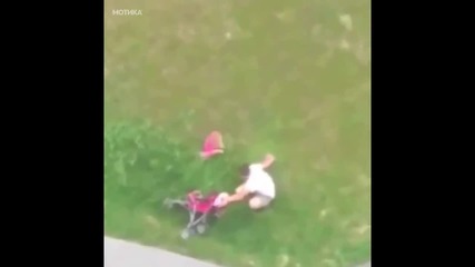 Пиян баща бута количката на своята дъщеричка