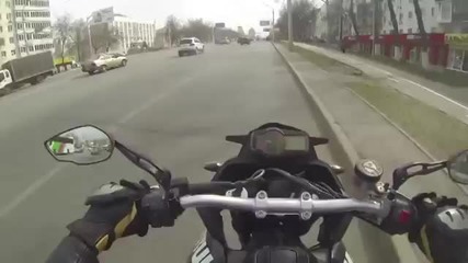 Респект! Мотоциклетист спира движението за да помогне на възрастнен човек да пресече нотоварен път