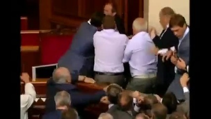 Масов бой в украйнския парламент
