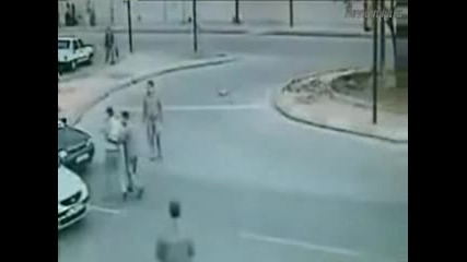Кола блъска жестоко мъж, а той става и продължава 
