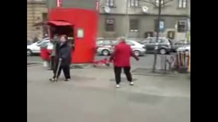 бабата псува 