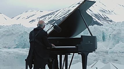 Музикант свири на пиано, заобиколен от айсберги