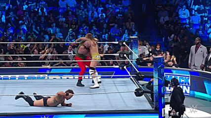 Omos and MVP interrupt Braun Strowman’s Handicap Match destruction: SmackDown, Oct. 14, 2022